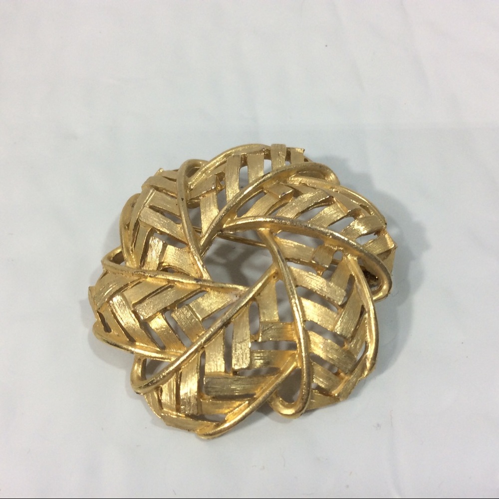 Vintage Celebrity NYC Brooch Pin Gold Tone Pinwheel Reticulated Marked